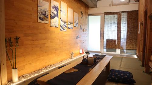 Maeda Apartment | 6つの個室のようなベッドルーム PrivateサウナとBBQテラス 恩納村で過ごす極上の休日 那覇空港送迎 宿泊者価格レンタカー有