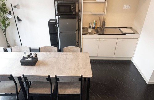 Kabukicho Apartment | 602-Black Cool Room｜8 ppl | Custom Queen Bunk Beds｜Golden Gai & Kabukicho|42㎡