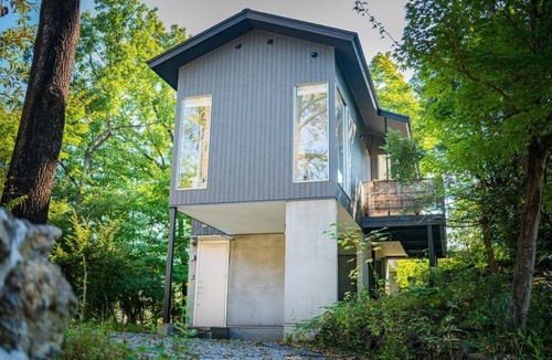 Yawatano Cottage | A designer villa "floating" in the woods of Izu Kogen, designed by an architect to engage all five senses (accommodates up to 5 guests)