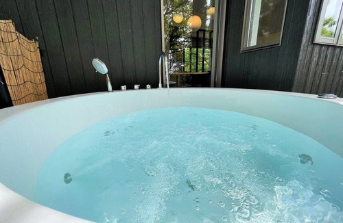 Yawatano Cottage | A designer villa "floating" in the woods of Izu Kogen, designed by an architect to engage all five senses (accommodates up to 5 guests)