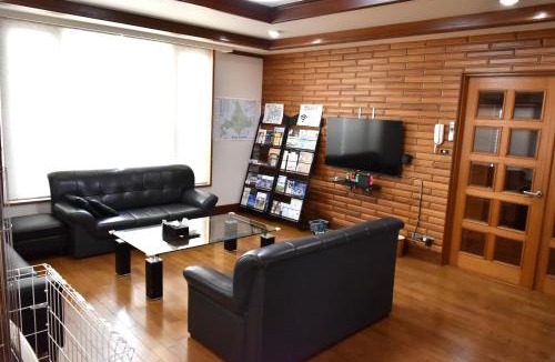 Yoichi Apartment | A large house with a beautifui Japanese-style room