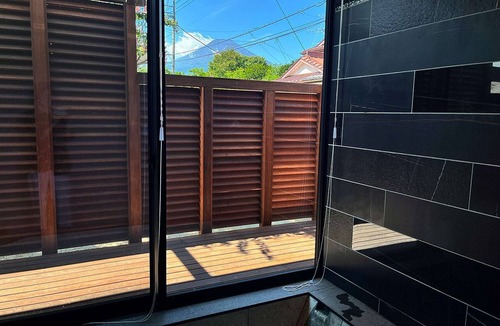 Shimo-yoshida Apartment | A Modern Japanese-Style Villa with a View of Mount Fuji Right Before Your Eyes | Includes a BBQ and Sauna, plus a Bath for 10 People | Accommodates up to 16 Guests