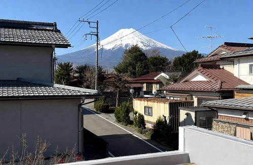 Shimo-yoshida Apartment | A Modern Japanese-Style Villa with a View of Mount Fuji Right Before Your Eyes | Includes a BBQ and Sauna, plus a Bath for 10 People | Accommodates up to 16 Guests