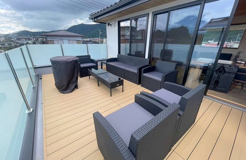 Shimo-yoshida Apartment | A Modern Japanese-Style Villa with a View of Mount Fuji Right Before Your Eyes | Includes a BBQ and Sauna, plus a Bath for 10 People | Accommodates up to 16 Guests