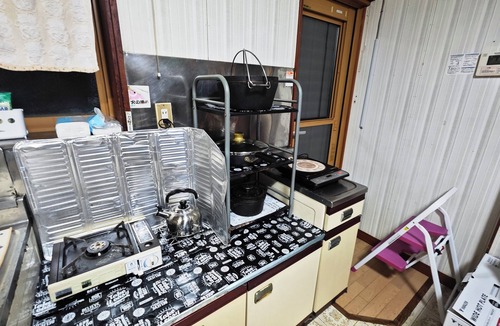 Tokamachi House | A whole building of a Showa-era mansion for rent｜11 persons per day per couple, 4-minute drive to one of Japan's top 3 medicinal hot springs, 4 hot spring tours in the area, pet dogs OK, terraced rice paddies and 4-meter snow-covered mountain village, tot