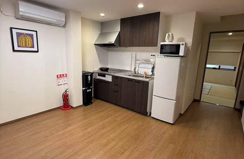 Ikuno House | Accommodates up to eight guests, a five-minute walk from Tsuruhashi Station, and the entire building is available for exclusive use. There are three bathrooms and three toilets, all of which are separate.