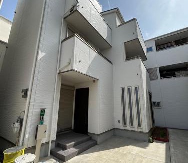 Naniwa Villa | ALL TRUST2馆临近心斋桥道頓堀难波直达梅田关西机场Usj全新独栋别墅四个卧室可住8人超大空间3卫2浴厨房设施齐全电视冰箱洗衣机空调配置齐全免费停车4分钟步行至今宫站
