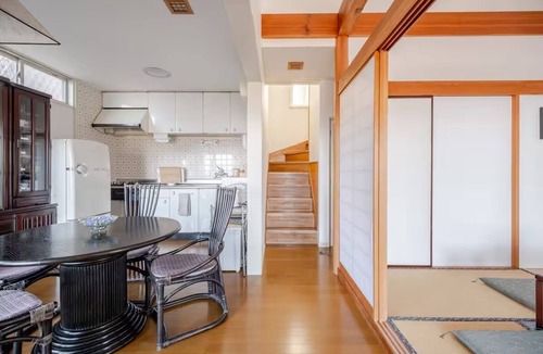 Atami House | Atami is a popular tourist destination close to central Tokyo. Atatanchi is a rental villa with a vaulted ceiling and a great view. Please enjoy your time with your family and friends.