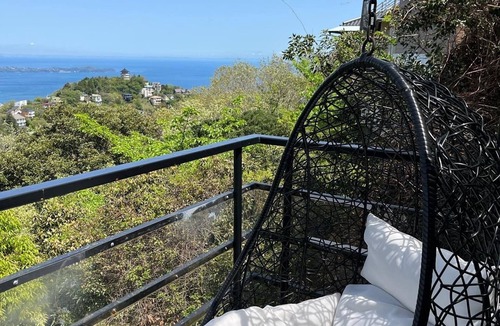 Atami House | Atami is a popular tourist destination close to central Tokyo. Atatanchi is a rental villa with a vaulted ceiling and a great view. Please enjoy your time with your family and friends.