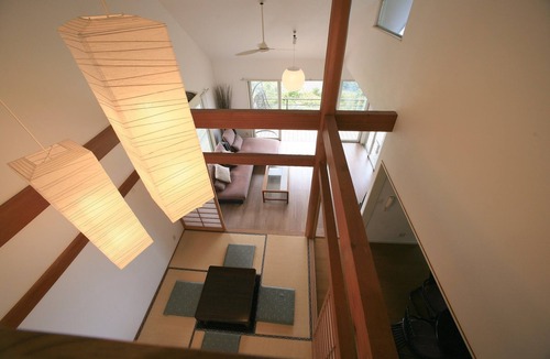Atami House | Atami is a popular tourist destination close to central Tokyo. Atatanchi is a rental villa with a vaulted ceiling and a great view. Please enjoy your time with your family and friends.