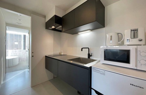 Hiroshima City Centre Apartment | b hotel Neko Yard | Scenic Studio with Jacuzzi