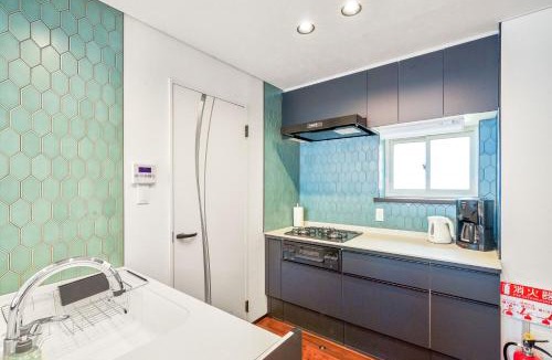 Higashi House | Best Location LUX Home, 2 Blocks to Sbwy, Sleeps 9