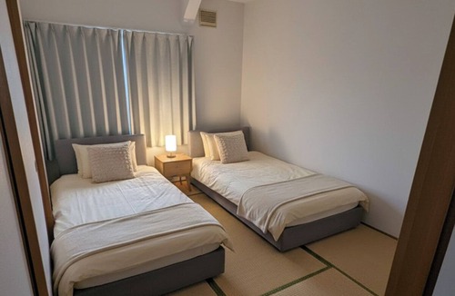 Kutchan Bed & Breakfast | Cozy 2 Bed 1 Bath condo unit - Volcano Views & 12min drive to resort