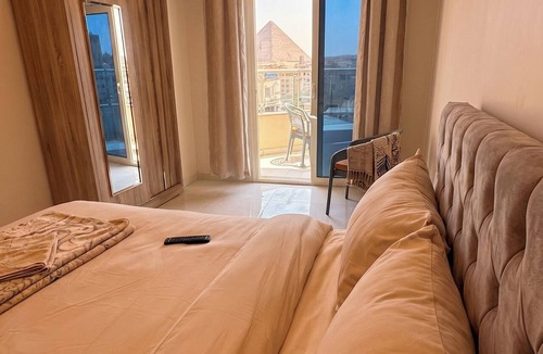 Al Haram Bed & Breakfast | Deluxe King Room with Private Balcony & Pyramids View
