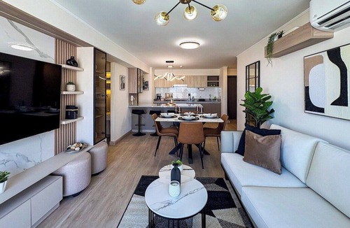 Leuro Apartment | Designer Retreat with Balcony & Stunning City View