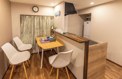 Nishinari House | Direct from Kansai Airport | 8-minute walk from Tenka-chaya Station | Quiet 40-square-meter private rental | Accommodates up to 2 guests | Convenient access to Namba, Shinsaibashi, and Umeda | Includes a bathtub and kitchen