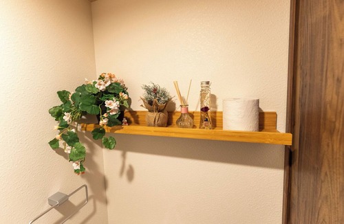 Nishinari House | Direct from Kansai Airport | 8-minute walk from Tenka-chaya Station | Quiet 40-square-meter private rental | Accommodates up to 2 guests | Convenient access to Namba, Shinsaibashi, and Umeda | Includes a bathtub and kitchen