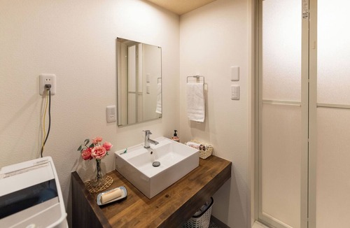 Nishinari House | Direct from Kansai Airport | 8-minute walk from Tenka-chaya Station | Quiet 40-square-meter private rental | Accommodates up to 2 guests | Convenient access to Namba, Shinsaibashi, and Umeda | Includes a bathtub and kitchen