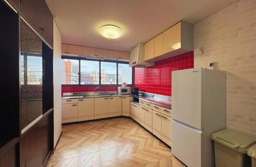 Takamatsu House | Downtown Takamatsu: Top floor of a building in the entertainment district where groups can party all night long. 168 square meters, entire building available for private rental. Mahjong, karaoke, darts, rooftop terrace. Accommodates up to 10 people.