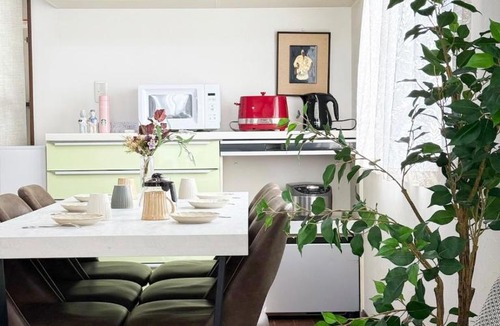 Higashinari Apartment | Easy access 4 bedrooms 2 bathrooms for 8 people 5min walk to Tsuruhashi station direct access to Namba Nara and USJ near hot springs and shopping streets