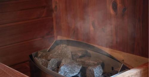 Tsumagoi Villa | Fandina細原,北欧サウナと露天風呂を満喫,ルクルーゼの鍋と食器で統一されたカジュアルヴィラ