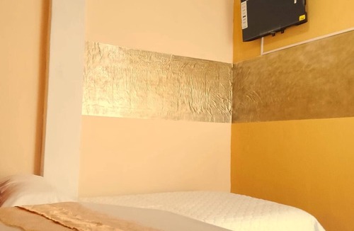 La Campana House | Golden Room | Main Ave Spot + Premium White Linens + Maximum Security