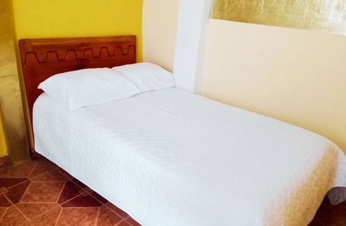 La Campana House | Golden Room | Main Ave Spot + Premium White Linens + Maximum Security