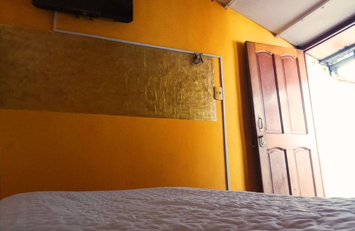 La Campana House | Golden Room | Main Ave Spot + Premium White Linens + Maximum Security