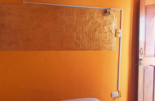 La Campana House | Golden Room | Main Ave Spot + Premium White Linens + Maximum Security