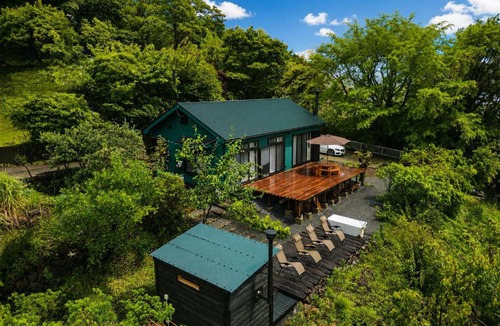 Yamakita Villa | HighLand 高校生まで宿泊無料伊豆大島箱根連山を望む高級サウナヴィラ