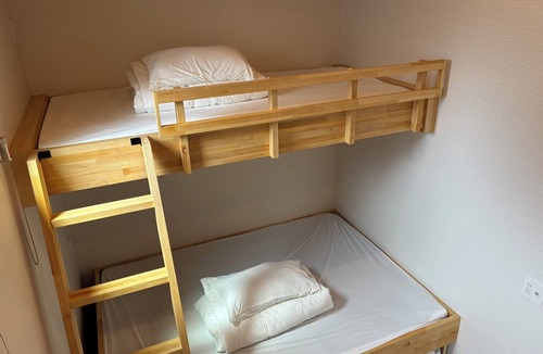 Kadena-cho Hotel | Hotel Kozafornia 1 building for rent with 3 rooms, each with bath, shower and toilet. For families of up to 8 people + 4 children! Okinawa Arena 10 min. Churaumi Aquarium 80 min. 2 parking lots