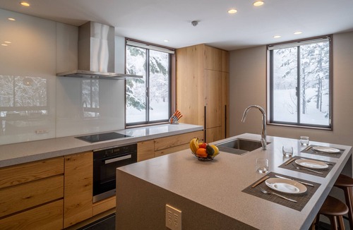 Hirafu House | Jade Rabbit