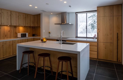 Hirafu House | Jade Rabbit