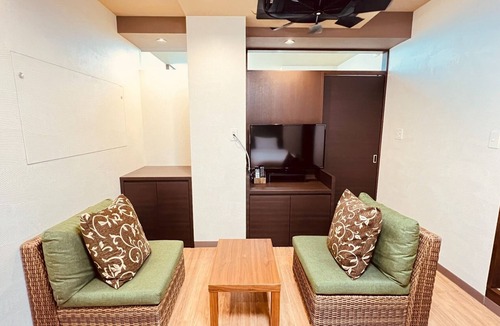 Matsuyama House | King room with office Mustsee for business use /Naha Okinawa