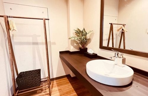 Matsuyama House | King room with office Mustsee for business use /Naha Okinawa