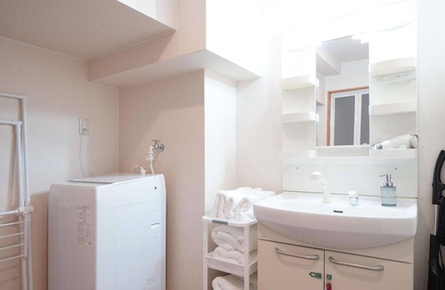 Dotonbori Apartment | Kuromon Dotonbori 3 min!Sleeps 8!Hot and cold water server installed! Fast Wifi!