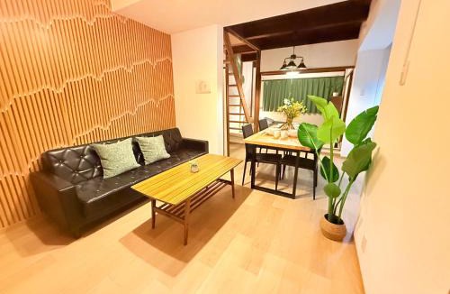 Taisho-ku Apartment | LEON RESORT HOTEL Max 13 people,5min walk Taisho Station,6 min from Shinsaibashi,9 min from Namba Dotonbori,14 min from Universal Studios Japan,Excellent location, entire detached house for private 最大13名 京セラドーム 梅田 難波 USJ 大阪観光