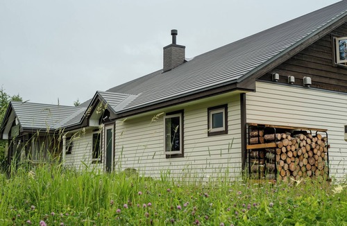 Nakashibetsu Villa | Lodge "Hunter's Forest" is a quiet vacation home surrounded by nature. 9 minutes drive from the airport, 8 minutes to the city center, 3 minutes to the 100% spring-fed outdoor hot springs, 15 minutes to the ocean, and fully equipped for long-term stays!