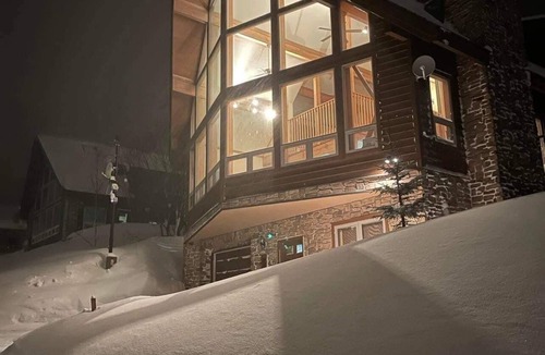 Rusutsu House | LUXURY SKI OR GOLF HOME 4 Bedroom, 3.5 Bathroom Walk to Rusutsu Resort, Japan