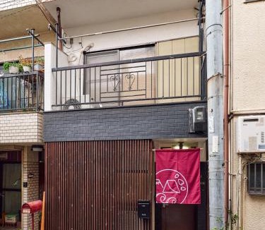 Tsuruhashi Apartment | Maximum 10 people , 5 minutes by train to Namba , 65square , Japanese-style tea room , Private old house , Suitable for families