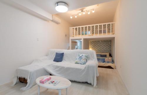 Maejima House | Maximum of 18 people can be rented in one building 3 minutes walk to Tomari Port 10 minutes drive to the airport No parking lot 30 seconds walk from paid parking lot warayunso port city May