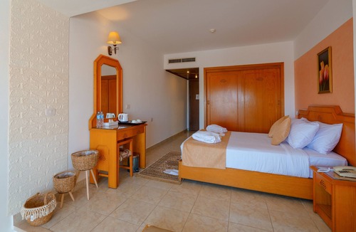Sheraton Road -Sakkala Hotel | Minamark Resort & Spa, for families & couples only