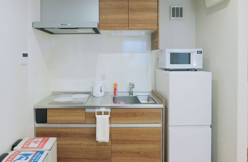 Minato House | Morinoharu A modern Westernstyle room with a tr/Osaka City Ōsaka