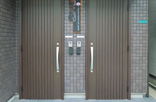 Minato House | Morinoharu A modern Westernstyle room with a tr/Osaka City Ōsaka