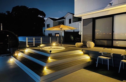 Hakata-ku Villa | New!AirportHills 1400 sq.m. Open-air bath with spectacular view 1 building, 2nd floor private parking 3 BBQ pets allowed