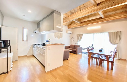 Imadomari Cottage | NEW | Central Nago | Near Junglia, Pineapple Park | BBQ | Sleeps 8