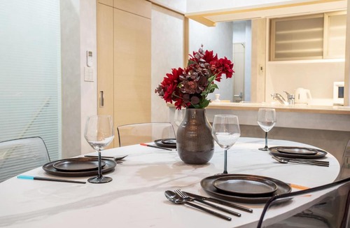 Kita Villa | New! Near Umeda! Maison le noir 黒崎 中崎町のアート街-天満のグルメ街に隣接 中崎町駅徒歩2分 3階建て一棟貸切 最大8名