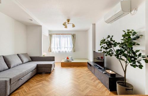 Konohana Apartment | NEW OPEN! 菊水堂 Kikusui Hotel 大阪貸切一棟貸し USJすぐ 駅徒歩4分 最大12名様 屋上テラス有 プロジェクター有 長期滞在可 家族やグループに