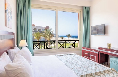 Red Sea Coast Resort | Oyster Bay Beach Suites - Beachfront Family Suite