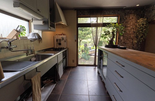 Tatsugo Villa | Perched naturally at the foot of a mountain in a national park - Grassroots